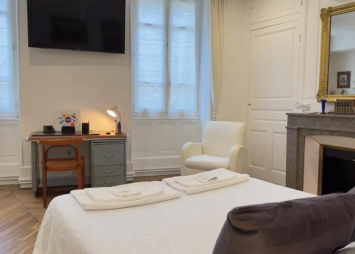 Chambre de charme au coeur du vieux Valence - Confort&Calme